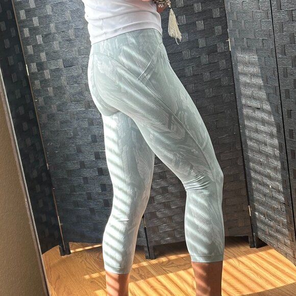 lululemon Swift Speed Crop w/ pockets - Sz 6 Reverberate Chevron Jacquard - Picture 4 of 6